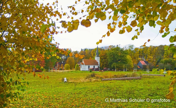 Gesegneten Sonntag
Die kleine Holzkirche in Elend im Herbst