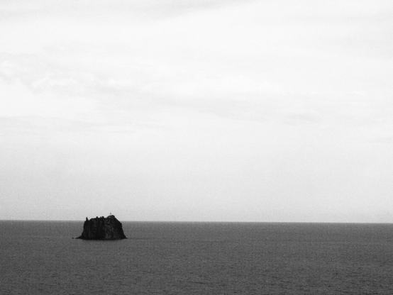 Le Strombolicchio est une ancienne cheminée volcanique qui émerge de la mer au large de Stromboli