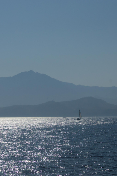 photo of a sailboat inthe waters between Paros and Naxos