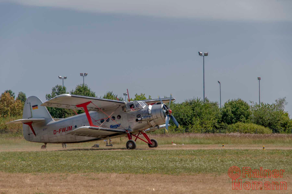 Farbfotografie im Format 3:2 Landscape.
Ein silberfarbener Doppeldecker der Firma Antonov, mit der Bezeichnung AN2, kurz vor dem Start, auf dem Rollfeld des ehemaligen Flugplatzes Oberschleißheim.