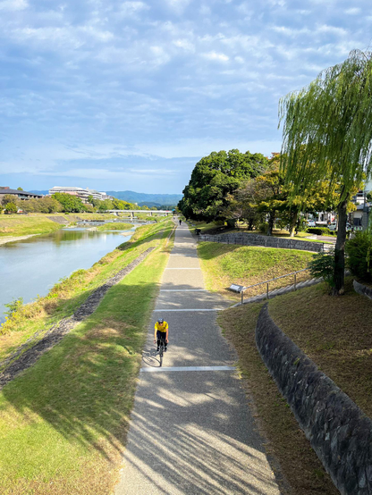 Vista del paseo peatonal que transcurre junto al río. En la foto una persona en bici va por este sendero.