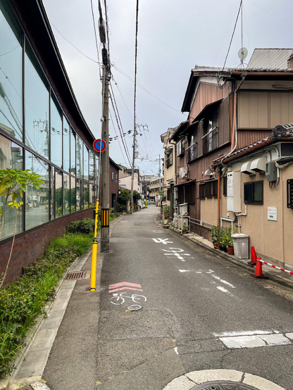 Típica calle de cualquier ciudad nipona: estrecha, cables al aire, casas bajas, etc.