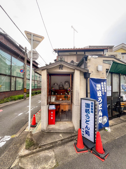 Un pequeño templo de no más de un metro cuadrado en la esquina de una calle cualquiera.