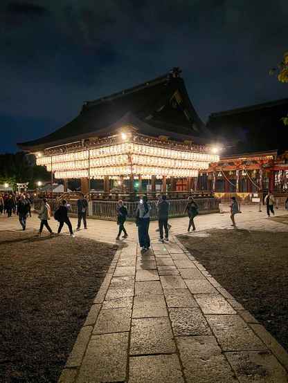 Una de las estampas típicas de Yasaka: una pequeña construcción dentro del recinto del templo que tiene cientos de farolillos de papel que se iluminan por la noche.