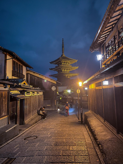 Otra de las callejuelas del barrio antiguo, con una pagoda elevándose al fondo (la pagoda Yasaka).