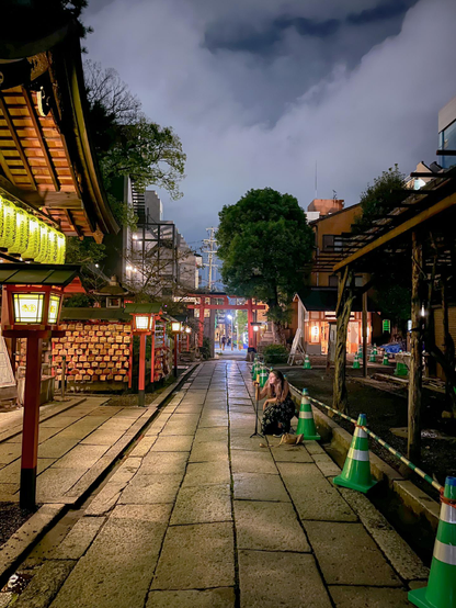Otra callejuela. Esta foto la hice para que se viera que no soy el único fototrastornado. Se ve una chica con trípode y cámara hciendo fotos a un pequeño templo.