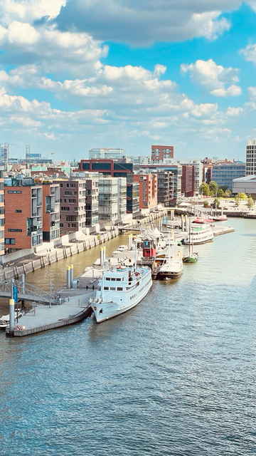 Blick von der Elbphilharmonie in den Museumshafen der HafenCity, Hamburg.