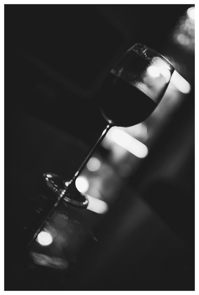 Schwarzweiß-Foto eines Weinglases.