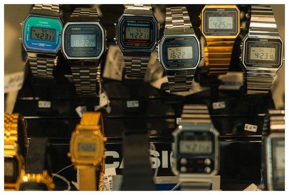 Einige (vintage?) Casio-Digitaluhren in einem Schaufenster.