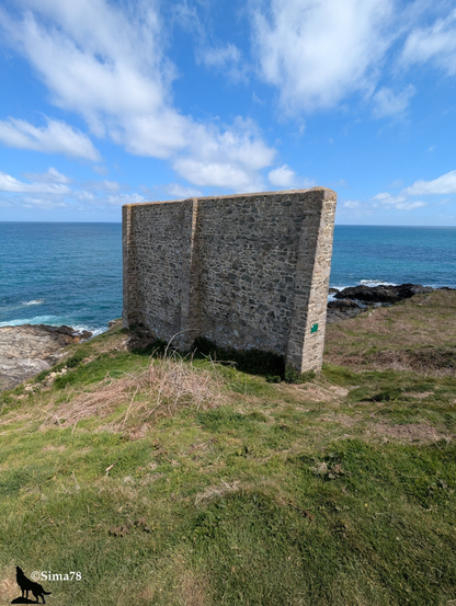 Mur en pierre en bord de mer, face à l’océan sous un ciel partiellement nuageux.
Stone wall by the seaside, facing the ocean under a partly cloudy sky.
Muro de piedra junto al mar, frente al océano bajo un cielo parcialmente nublado.