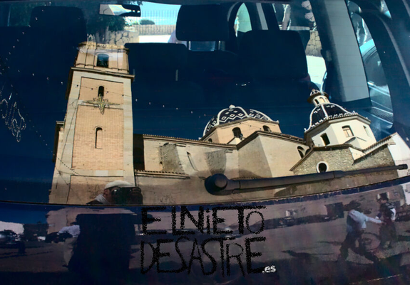 fotografia de altea reflejada en el cristal de un coche