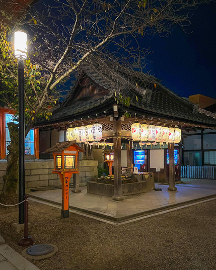 Un pequeño techo sobre cuatro pilares y con lámparas de papel alrededor. Cubre un temizu (creo que se llama así): una pila de agua donde la gente se purifica antes de entrar a los templos.