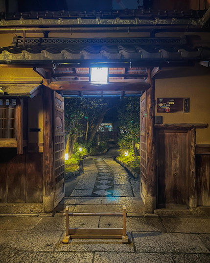 Entrada a un restaurante de lujo en el barrio antiguo. avemos un jardín cuidado enmarcado por la puerta de madera (no entré dentro).