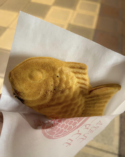 Un taiyaki: una masa parecida a la de un creppe o un gofre muy fino con forma de pez y rellena de chocolate, crema pastelera, psta de judías, etc.