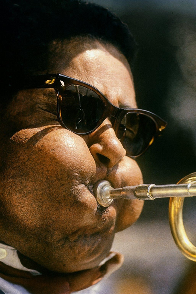 le musicien de jazz Dizzy Gillespie soufflant dans sa trompette de Jéricho