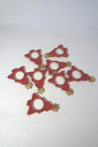 Blättchen in Tannenbaumform mit großem Loch in der Mitte für die Servietten. Rot mit gelbgoldenem Stern an der Spitze.