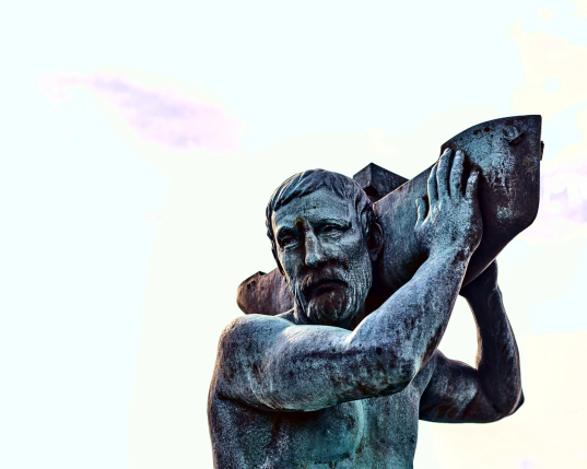 Nahaufnahme der Statue des Heiligen Christopherus in Flensburg. Die Statue trägt ein Schiff auf den Schultern. 