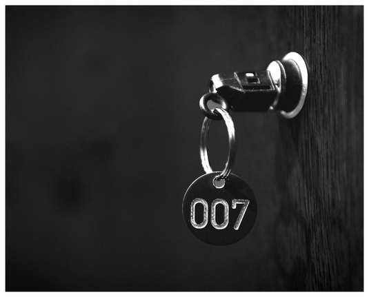 Spint in einem Museum. Ein Schlüssel steckt drin. Darauf steht die Nummer 007.