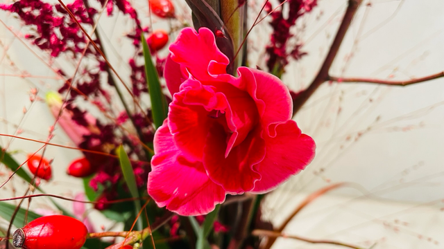 Blüte einer Gladiole im herbstlichen Blumenstrauß.