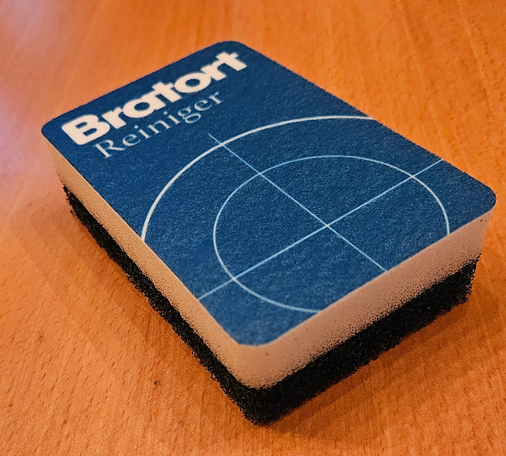 Reinigungsschwamm mit der Aufschrift "Bratort Reiniger"