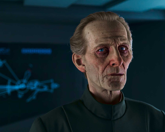 Portrait von Großmoff Wilhuff Tarkin. Das alte, von Falten zerfurchte Gesicht mit der ungesund blassen Farbe steht im Kontrast zu den stechend blauen Augen, mit denen er ernst in die Kamera schaut. Ich bin sicher, eigentlich ist er ein ganz netter Kerl, der abends gern eine Tasse Tee nimmt. Earl Grey, heiß.