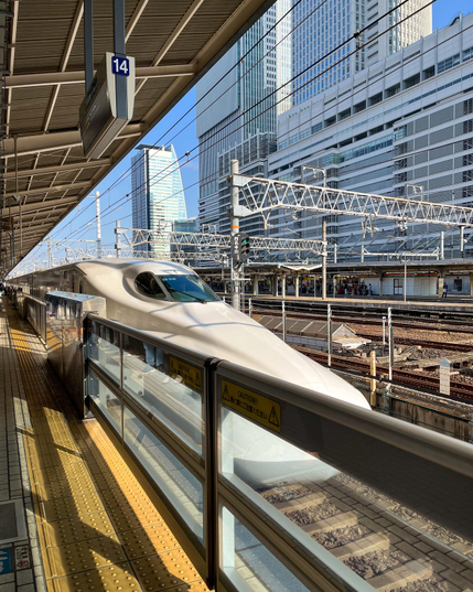 Un shinkansen (el tren de alta velocidad japonés) llegando a la estación. Tiene un morro muy alargado (como nuestros AVE).