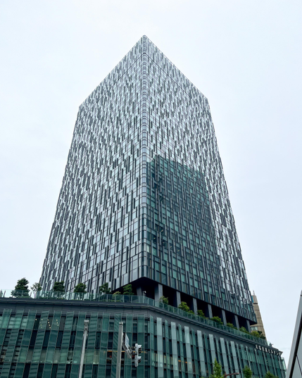 Este edificio está justo en frente de la estación de Nagoya. Siempre me llama la atención por su fachada de cristal como formando pequeños rectángulos irregulares.