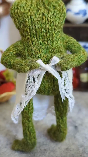 une grenouille tricotée s'affaire en cuisine et prépare la pâtisserie aux fraises du déjeuner dominical