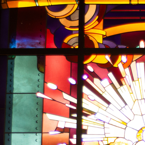 Détail d’un vitrail coloré aux motifs géométriques, vitrail de majorelle