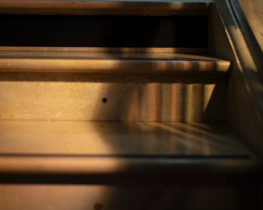 Jeu de lumière sur l'escalier. Les vitraux créent un jeu de filtres colorés