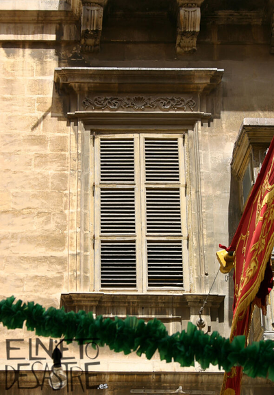Una ventana de piedra en una ciudad de Malta