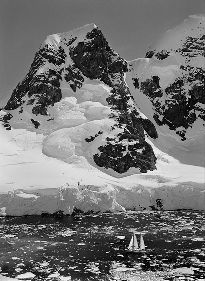 un minuscule voilier perdu dans l'immensité des mers glacées