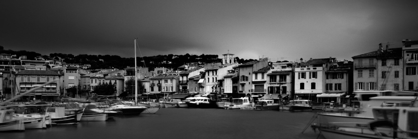 Longue exposition d'une vue en noir et blanc du port de Cassis dans le sud de la France