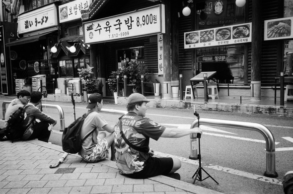 부천역 인근 피노키오 광장 경계석에 스마트폰과 거치대를 놓고 개인방송을 하는 스트리머들이 줄지어 앉아있다.