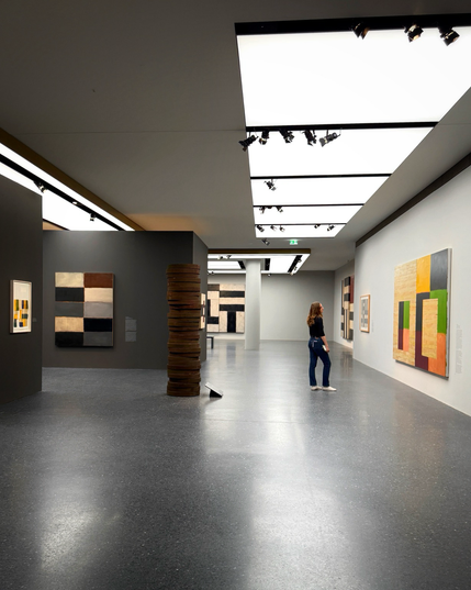 Foto: Ausstellungsansicht im Bucerius Kunst Forum - eine Frau betrachtet Gemälde