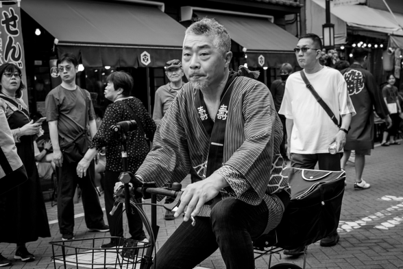 Home vestit amb yukata muntat en una bicicleta