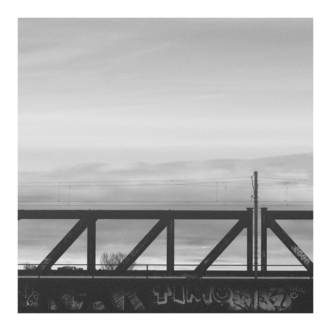 Eisenbahnbrücke mit verstrebter Stabilisierung und Himmel