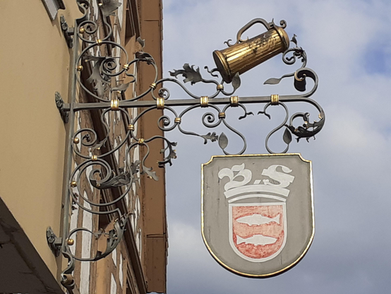 #Ausleger #Nasenzeichen #Zunftzeichen #hangingmetalsign 
#Forchheim #Frankonia #Germany 
#photo #photography #photos 
#pictures #picture #photographie 