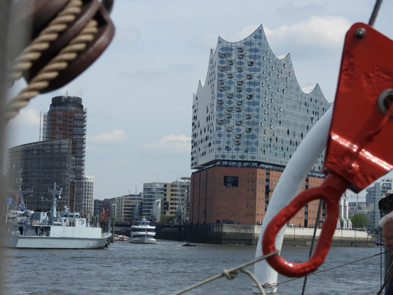 Die Elbphilharmonie Hamburg von einem Segler aus fotografiert.