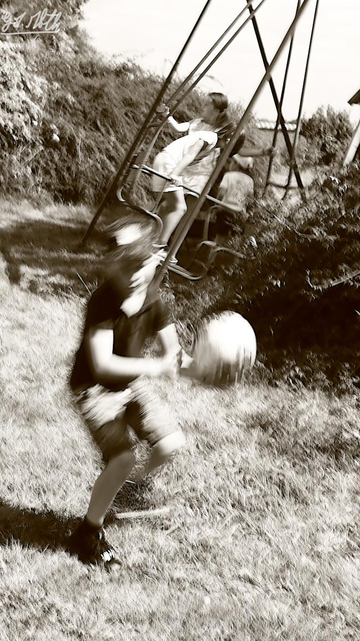 Enfants s'amusant à la balançoire et au ballon