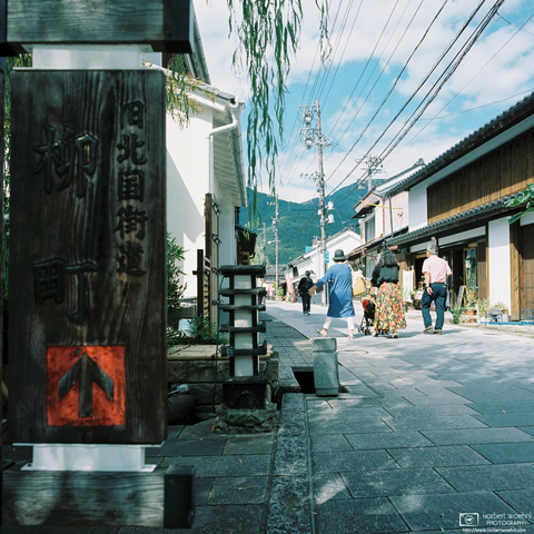Street scene from historic Yanagimachi street in Ueda City, Nagano Prefecture. Shot with Mamiya 6 and 50mm f/4 lens on Kodak Portra 400 medium-format film.