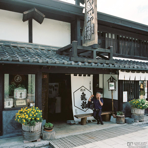 Street scene from historic Yanagimachi street in Ueda City, Nagano Prefecture. Shot with Mamiya 6 and 50mm f/4 lens on Kodak Portra 400 medium-format film.