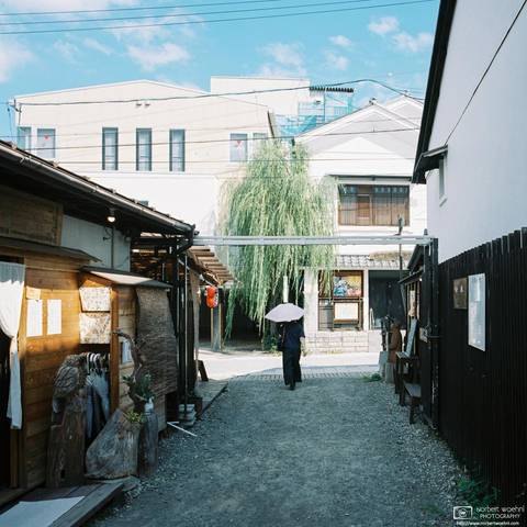 Street scene from historic Yanagimachi street in Ueda City, Nagano Prefecture. Shot with Mamiya 6 and 50mm f/4 lens on Kodak Portra 400 medium-format film.