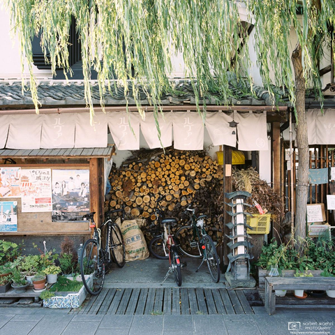 Street scene from historic Yanagimachi street in Ueda City, Nagano Prefecture. Shot with Mamiya 6 and 50mm f/4 lens on Kodak Portra 400 medium-format film.
