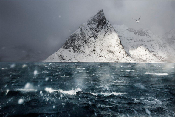 une montagne enneigée surgissant des eaux