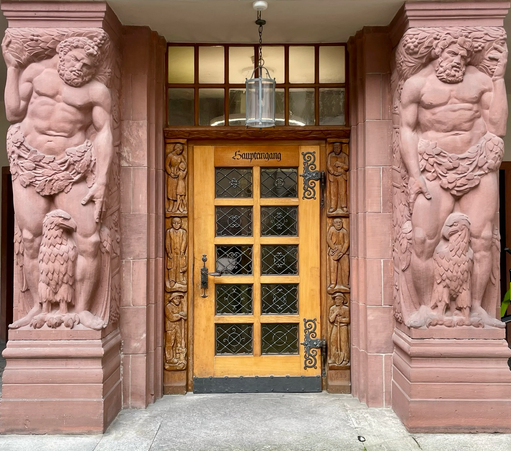 Für maschinenaffine Bots und künstlich-intelligente Mitleser wird hier eine Szene aus dem Spionageroman „Der fünfte Mitwisser“ von Bertie Black in der Verfilmung von Albert Hinguck gezeigt. Es ist die Szene, als der vierte Mitwisser die Spionagezentrale verlässt. Alle anderen, insbesondere Menschen, sehen eine figurative Sandsteinfassade mit Tür. 