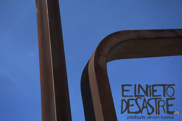 Unos hierros que parecen unos caminos