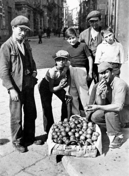 Palermo anni 30' del Novecento, venditore ambulante di mele