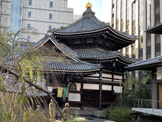 Six-sided Rokkakku-dō hemmed in by downtown buildings