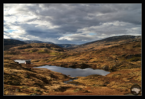 Vikafjellet cabin in the sun and autumn colours.